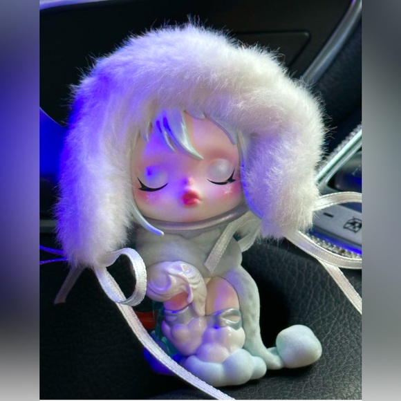 POPMART SKULLPANDA Tell Me What You Want Series - “Let It Snow” 雪地诗人 - Picture 2 of 5